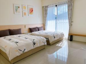 1 dormitorio con 2 camas y ventana en chance encounter, en Luodong