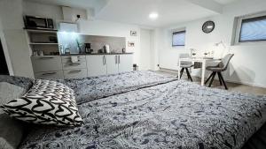 a bedroom with a bed and a kitchen and a table at Apartmenthaus - Am Bergstollen in Dielmissen