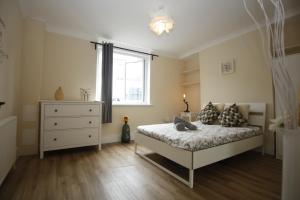 COSY CAMDEN 2 BEDROOM APARTMENT WITH TERRACE في لندن: غرفة نوم بسرير ونافذة