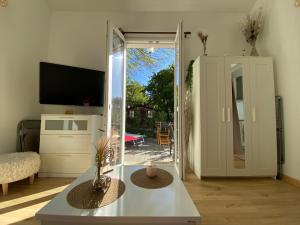 Telewizja i/lub zestaw kina domowego w obiekcie The Little Oak - tiny house with bed on mezzanine & terrace - from 1 to 4 p Disney, Paris & CDG