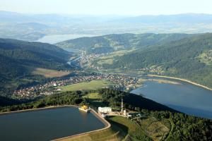 an aerial view of a lake and a town at Piwnica Rycerska Kęty in Kęty