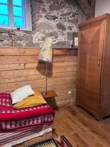 - une chambre avec un lit, une lampe et un mur dans l'établissement Flat 56, à Stara Kamienica