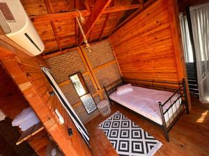 an overhead view of a bedroom in a wooden cabin at Otantik Tas Ev in Dalaman