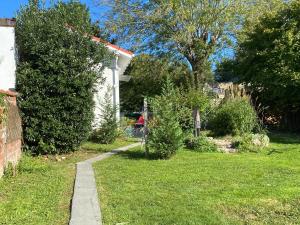 Ogród w obiekcie The Little Oak - tiny house with bed on mezzanine & terrace - from 1 to 4 p Disney, Paris & CDG