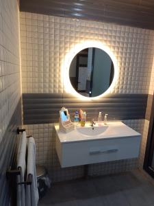 ein Bad mit einem Waschbecken und einem Spiegel in der Unterkunft Bel Horizon mosta in Mostaganem