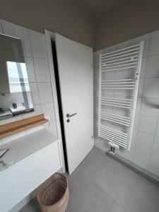 Ein Badezimmer in der Unterkunft FEWO "Rabennest " Gemütliche Wohnung nahe Rabensteinklinikum - kein separates Schlafzimmer, Studiowohnung