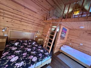 1 dormitorio con 1 cama en una habitación de madera en Otantik Tas Ev, en Dalaman