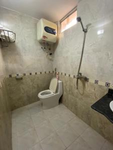Lạng Sơn的住宿－KHÁCH SẠN ANH ĐÀO LẠNG SƠN，浴室设有卫生间和墙上的肥皂机