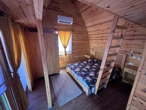 una vista aérea de un dormitorio en una cabaña de madera en Otantik Tas Ev, en Dalaman