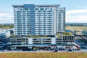 una vista aérea de un gran edificio con aparcamiento en Hana Guesthouse Metrocity (Nearby City Centre), en Kuching