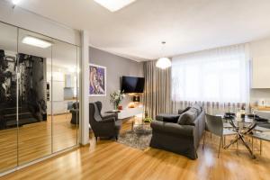 Posedenie v ubytovaní CENTRUM Apartment OLD TOWN Warsaw STARE MIASTO Historyczna kamienica umiejscowiona w zabytkowej części Warszawy Obok parku multimedialnego i barbakanu PARKING 24h Śniadanie opcjonaln Breakfast optional Check in from 14 pm PARTER ground floor