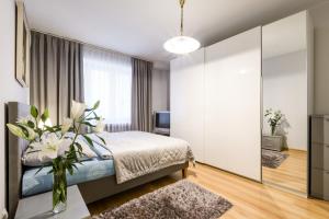 Posteľ alebo postele v izbe v ubytovaní CENTRUM Apartment OLD TOWN Warsaw STARE MIASTO Historyczna kamienica umiejscowiona w zabytkowej części Warszawy Obok parku multimedialnego i barbakanu PARKING 24h Śniadanie opcjonaln Breakfast optional Check in from 14 pm PARTER ground floor