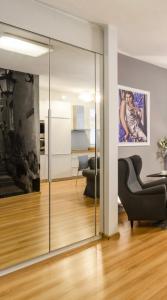 Posedenie v ubytovaní CENTRUM Apartment OLD TOWN Warsaw STARE MIASTO Historyczna kamienica umiejscowiona w zabytkowej części Warszawy Obok parku multimedialnego i barbakanu PARKING 24h Śniadanie opcjonaln Breakfast optional Check in from 14 pm PARTER ground floor