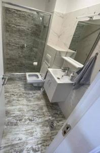 Kupatilo u objektu Leona B-1 apartman Živojinović
