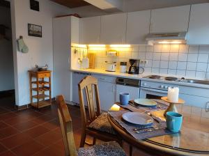 Kitchen o kitchenette sa Ferienwohnungen am Schwanensee