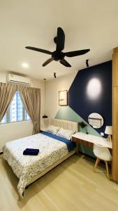 um quarto com uma cama e uma ventoinha de tecto em Homestay Yana - Bangi Avenue near Bangi Wonderland em Kajang