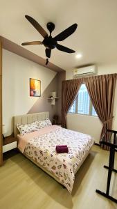 1 dormitorio con 1 cama y ventilador de techo en Homestay Yana - Bangi Avenue near Bangi Wonderland en Kajang