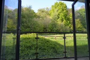 ein offenes Fenster mit Blick auf ein Feld in der Unterkunft Brentwood Town Retreat - Large 2 bedroom apartment in Brentwood