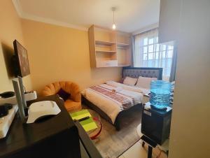 Habitación pequeña con cama y escritorio. en The Little Haven - Ample Parking, Views & Netflix, en Kikuyu