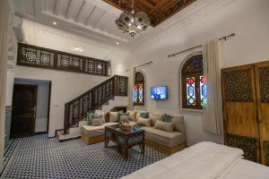 uma sala de estar com um sofá e uma mesa em Darif's Riad & Spa em Fez