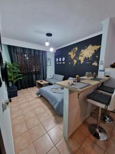 克桑西的住宿－Amazing studio Φωλιά in Xanthi - myHomee，一间设有书桌的房间和一间配有床的房间