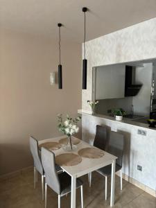 a dining room with a table and chairs at Apartamento Al-Alba Golf Resort Valle del Este in Vera