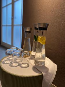un tavolo con due vasi e dei bicchieri sopra di Beim Has’n a Rimsting