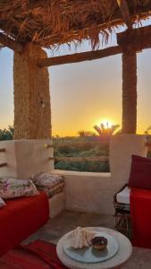 錫瓦的住宿－مراقي سيوة Maraqi Siwa，享有日落美景的客厅