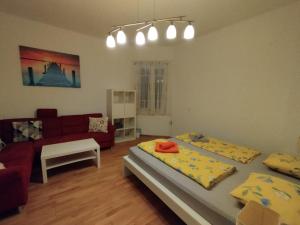 - un salon avec deux lits et un canapé dans l'établissement Traumlage direkt am See, à Balatonszemes