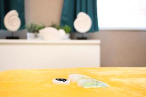 Un control remoto sobre una mesa en Pebbles guest house, en Southampton