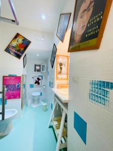 un baño con lavabo e inodoro en Hackert Art Room Apartment, en Caserta