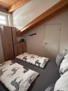 um quarto com duas camas num quarto em Ferienwohnung-Guem-2-Personen em Nesselwängle
