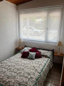 拉斯格路塔斯Nita Apart的一间卧室，配有一张床、枕头和一扇窗户 更多4张照片