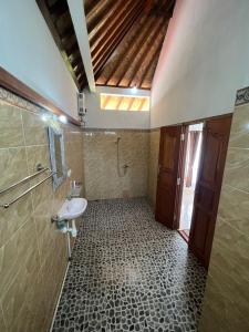 a bathroom with a sink and a shower at Bukit Luah Sidemen in Sidemen