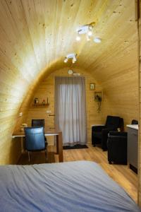 Zimmer mit einem Bett, einem Tisch und Stühlen in der Unterkunft Camping pod: Lyts Dekema 2 in Baard