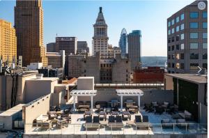 vistas a la ciudad desde el techo de un edificio en Downtown/Bengals/Reds/TQL/OTR en Cincinnati