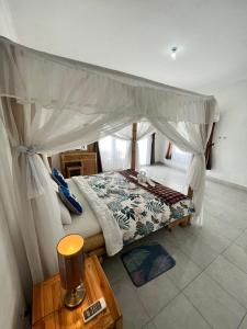 1 dormitorio con 1 cama con dosel en Bukit Luah Sidemen, en Sidemen