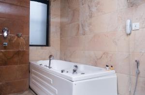 Bathroom sa Mahabir Palace