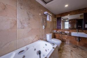 Bathroom sa Mahabir Palace