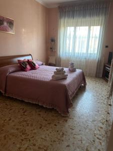 ナポリにあるLa casa di Maria e Lelloのベッドルーム1室(ベッド1台、タオル2枚付)