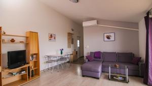 een woonkamer met een bank en een tafel bij Jacqueline Apartment in Pula