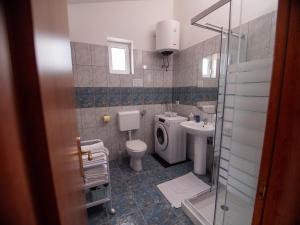 een badkamer met toilet en wastafel bij Jacqueline Apartment in Pula +16 foto's