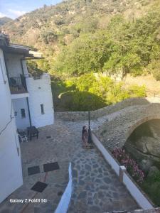 een persoon die naast een stenen brug staat bij Casa Torre Antigua in Salares