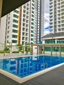 een zwembad voor enkele hoge gebouwen bij Homestay Epoh Meru Raya F3 with Netflix in Ipoh