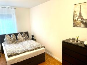 a bedroom with a bed and the eiffel tower at Havel Homes Apartment mit 3 SZ und Netflix in Brandenburg an der Havel