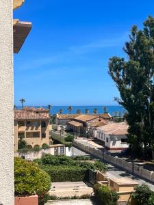 - une vue depuis un bâtiment avec l'océan en arrière-plan dans l'établissement Ático en la playa, Playamar, à Torremolinos