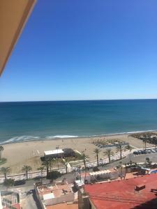 Elle offre une vue sur la plage et l'océan. dans l'établissement Ático en la playa, Playamar, à Torremolinos
