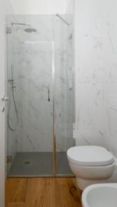 La Casa Bianca في ميلانو: حمام مع دش مع مرحاض