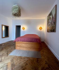 1 dormitorio con 1 cama y 2 lámparas en la pared en Etxea Zoriontsua, en Biarritz