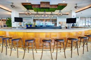 Lounge alebo bar v ubytovaní Prime Location Penthouse South Beach Condo Rooftop Balcony steps to Ocean Drive and Beach